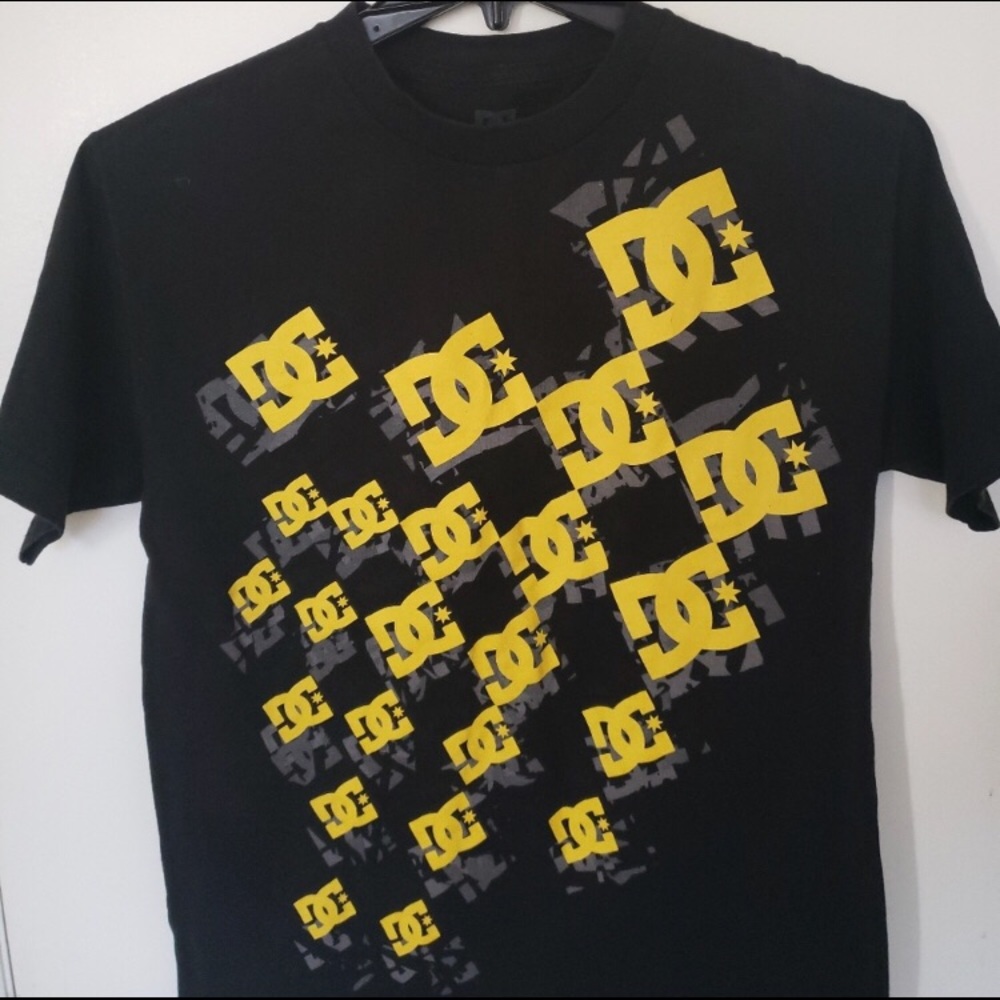 Black DC Shoes Graphic T-Shirt. Size: Medium